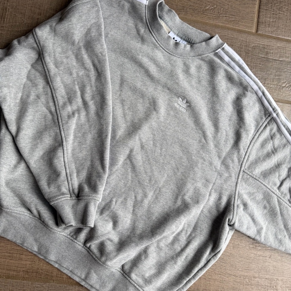 Adidas women’s Crewneck fleece in Light Gray size small